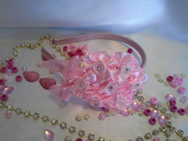 Tiara encapada c/ flor de fita