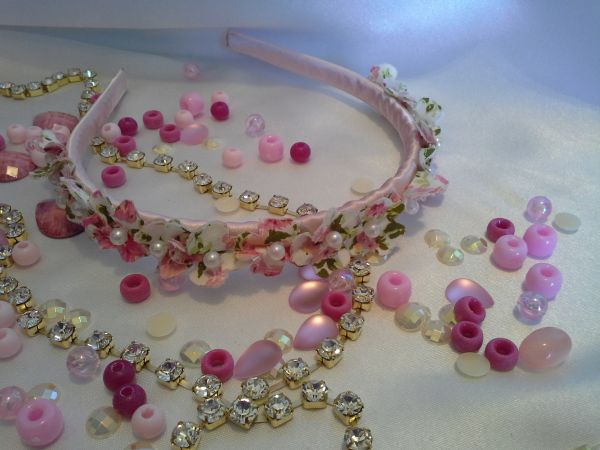 Tiara encapada c/ mini-flor de tricoline